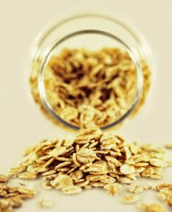 imagen de cereales ecológicos que se vierten desde un tarro de cristal