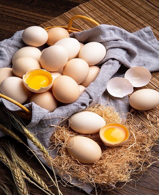imagen en la que se ven varios huevos de gallina, unos abiertos mostrando la yema