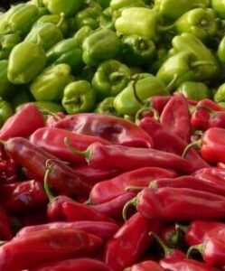 imagen de pimientos verdes y rojos